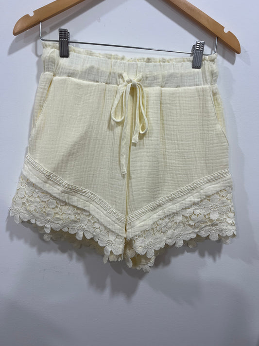 Lace Contrast Detail Woven Shorts
